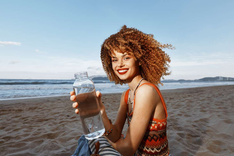 Mujer-bebiendo-agua-de-mar_@EscudoDigital